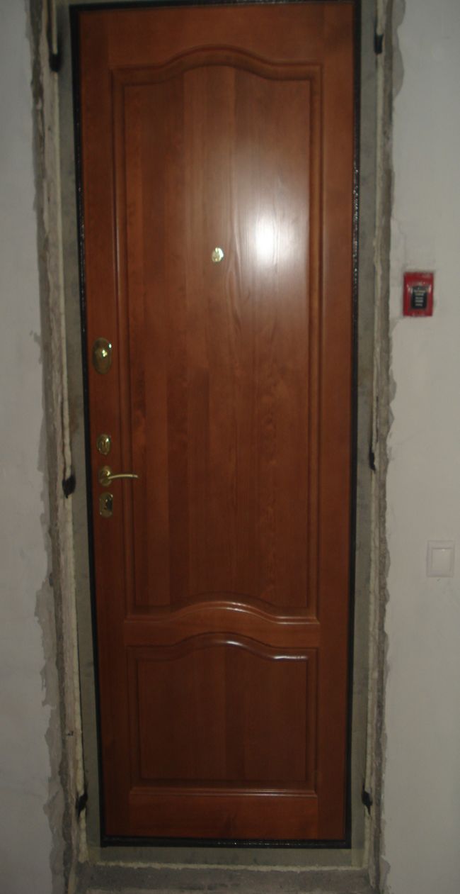 Дверь с панелью из массива